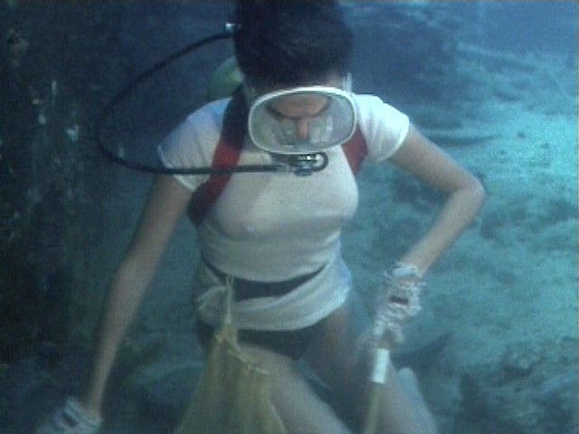 Аквалангистка красуется пилоткой под водой