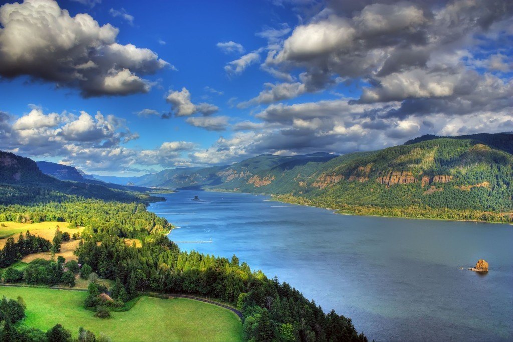 Photo of the Columbia River Gorge taken by Vincent Louis Mills and rights purchased via 123RF